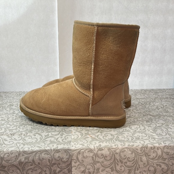 Ugg size 8 in good preowned condition - Picture 4 of 12